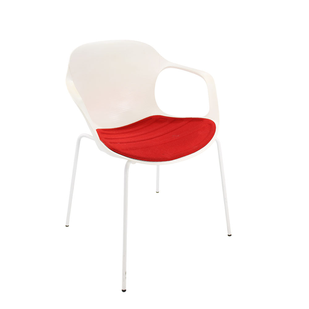 Fritz Hansen: Nap Chair in weiß/rotem Stoff – generalüberholt