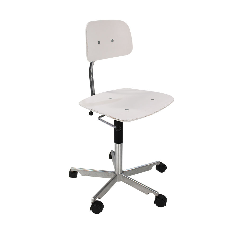 Jorgen Rasmussen: Kevi 2533 Swivel Chair in White - Refurbished