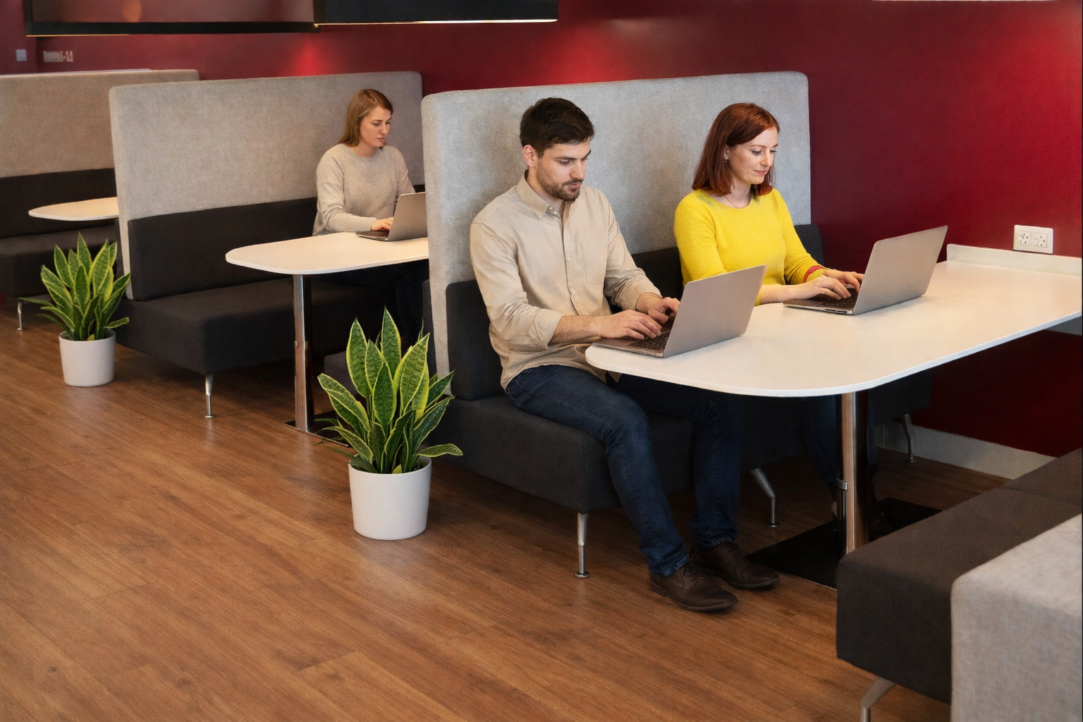 Orangebox: Black and Green Away From The Desk (AFTD) High-Back Booth – generalüberholt