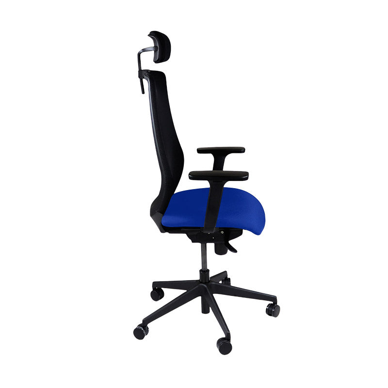 The Office Crowd: Scudo-Arbeitsstuhl mit blauem Stoffsitz und Kopfstütze – generalüberholt