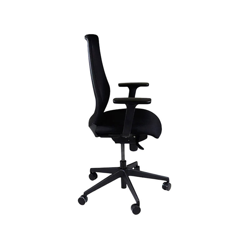The Office Crowd: Scudo-Arbeitsstuhl mit schwarzem Stoffsitz ohne Kopfstütze – generalüberholt