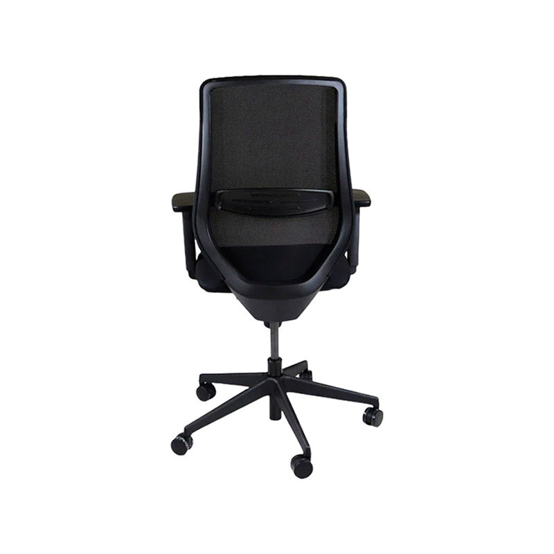 The Office Crowd: Scudo-Arbeitsstuhl mit schwarzem Stoffsitz ohne Kopfstütze – generalüberholt