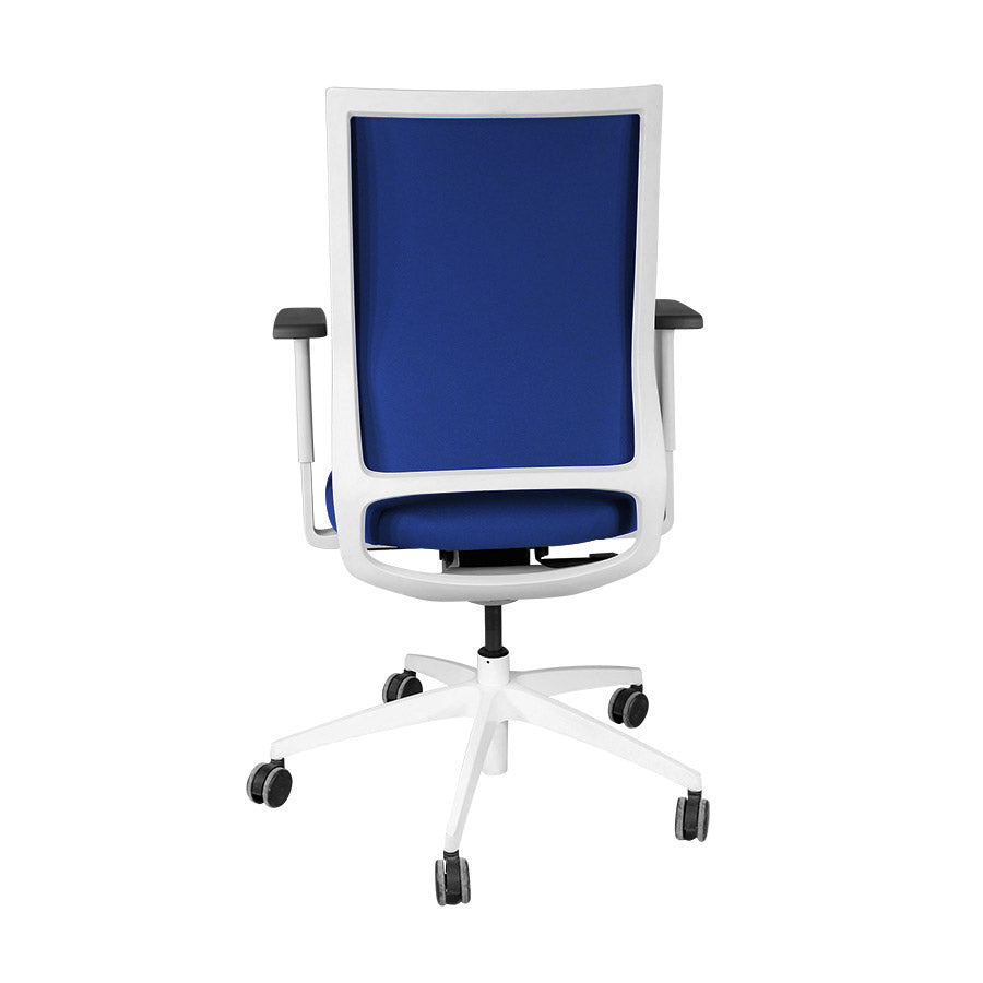 Sedus: Quarterback-Bürostuhl mit weißem Gestell und blauem Stoff – generalüberholt