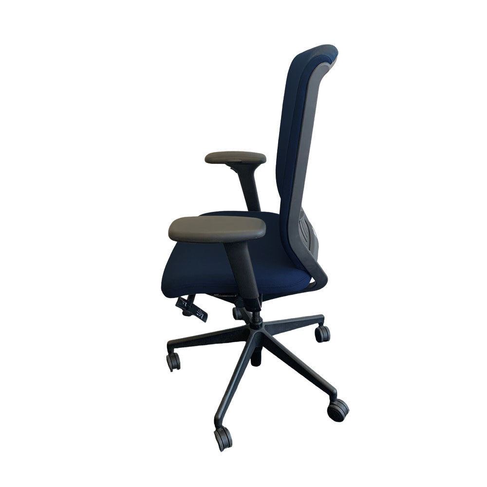 Senator: Evolve-Stuhl mit hoher Rückenlehne und höhenverstellbaren Armlehnen aus blauem Stoff – generalüberholt