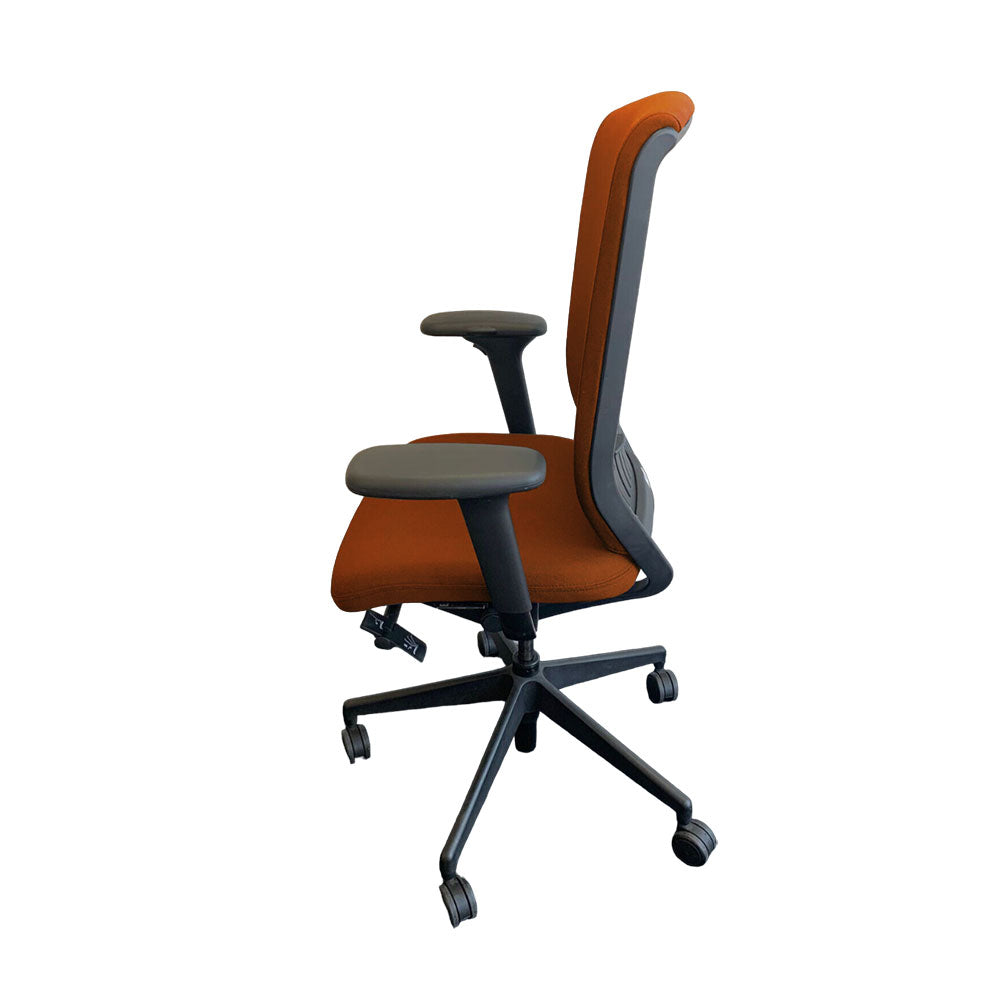 Senator: Evolve-Stuhl mit hoher Rückenlehne und höhenverstellbaren Armlehnen aus hellbraunem Leder – generalüberholt