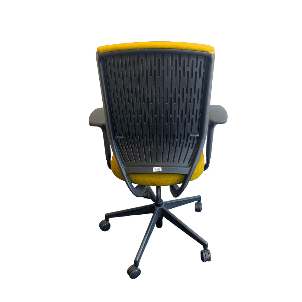 Senator: Evolve-Stuhl mit hoher Rückenlehne und höhenverstellbaren Armlehnen aus gelbem Stoff – generalüberholt