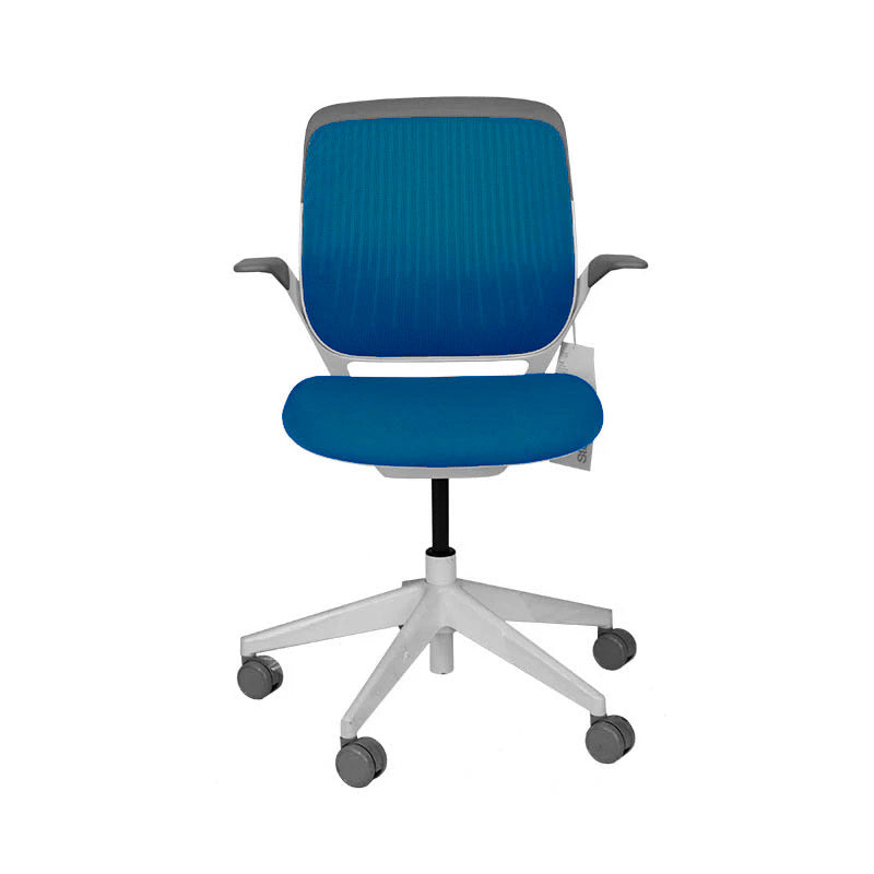 Steelcase: Cobi Meeting Chair mit weißem Gestell und blauem Stoff – generalüberholt