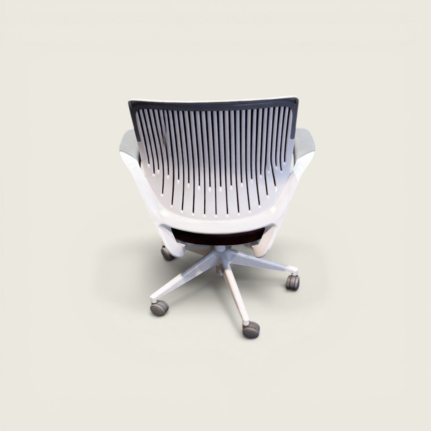 <tc>Steelcase</tc>Cobi Bürostuhl in Schwarz mit weißem Gestell – generalüberholt