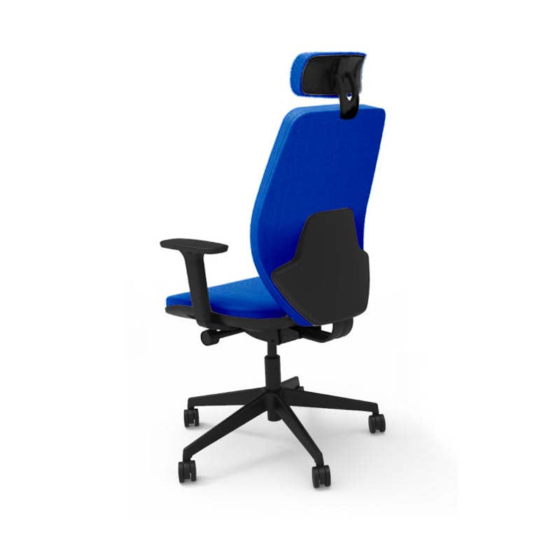 The Office Crowd: Bürostuhl Hide – mittlere Rückenlehne mit Kopfstütze aus blauem Stoff – generalüberholt