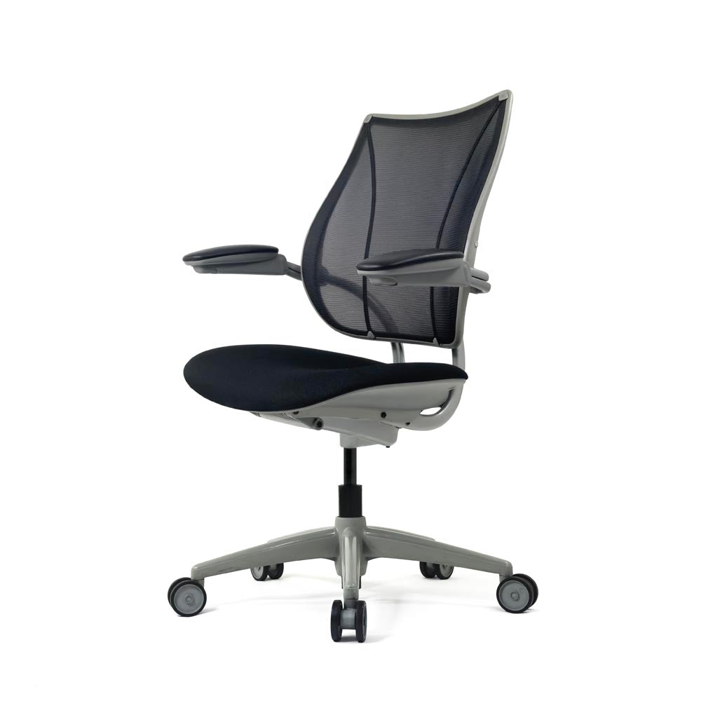 <tc>Humanscale</tc>: <tc>Liberty</tc> Arbeitsstuhl aus schwarzem Stoff – Generalüberholt
