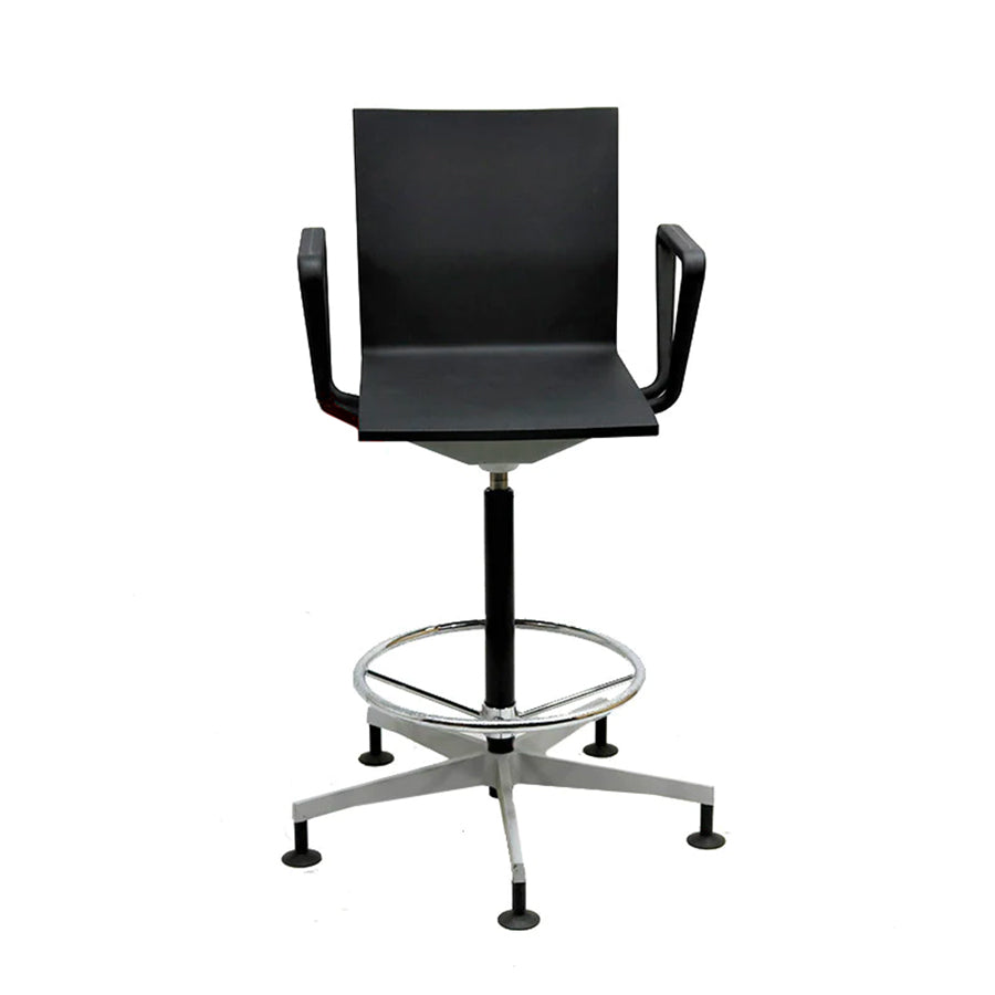 Vitra: .04 Counter Chair mit Armlehnen – generalüberholt